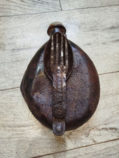 Железная фляжка и ложка вилка