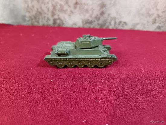 С рубля без мц. моделька танка  т-34. 9х4х3.5см.