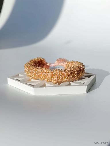 Широкий вязаный браслет из бисера