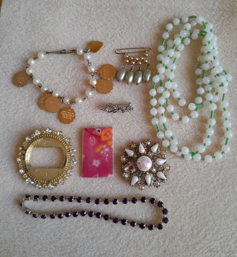 Лот бижутерии: броши, бусы, кулоны.