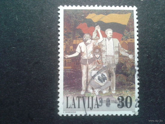 Латвия, 1999. 10 лет "Балтийского пути", семья с литовским флагом. Марка из блока
