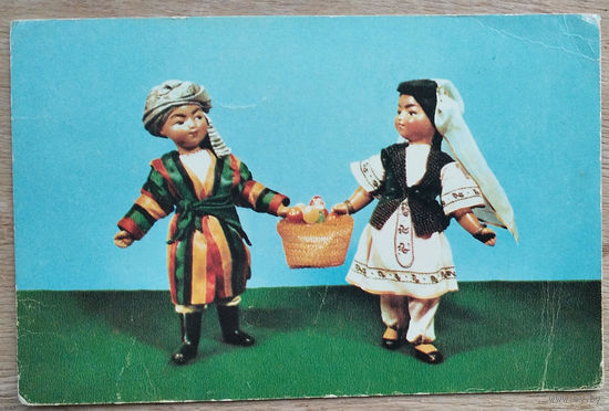 ИгнатовичЕ., Монин В. Новый урожай. Куклы в национальных костюмах 1967 г. Чистая