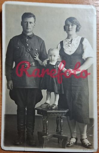 1939 Минск служащий Иван с семьей студийное фото типажи прошлого ретро