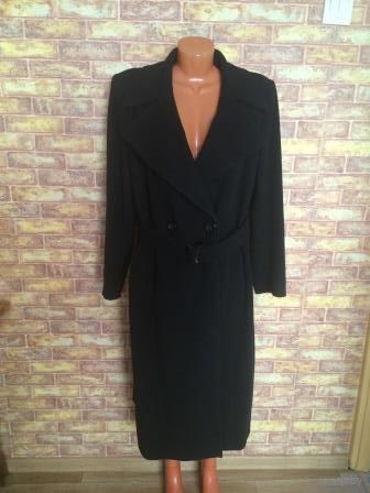 Стильное дорогое пальто Fuchs Schmitt на 50-54 размер. Стильное, качественное, идеально сидит на фигуре. Пальто на подкладке, есть пояс. Красивый большой ворот. Насыщенный черный цвет.