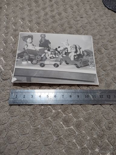 Старая фотография с советскими игрушками.