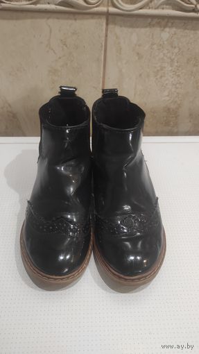 Стильные ботинки Zara на 28 размер. Красивый цвет, темно-синий, глубокий. По стельке не скажу, так как стелька не достается. Очень удобные. красиво сидят на ноге.