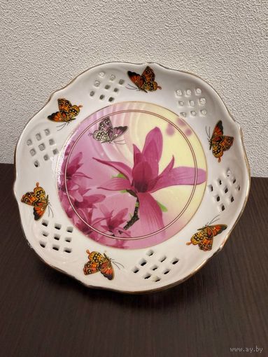 Декоративная фарфоровая тарелка с ажурными краями.