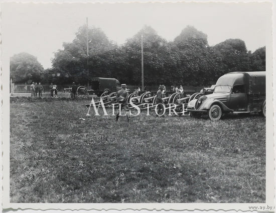 Французские военнослужащие и артиллерийские орудия.