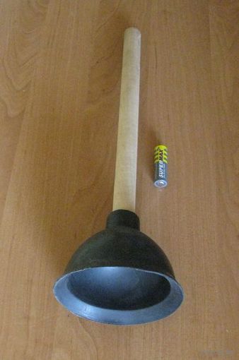 Вантуз надёжный с деревянной ручкой СССР .