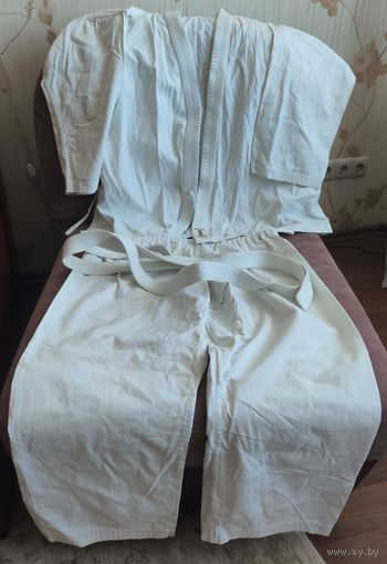 Кимоно для каратэ. ПОЛНЫЙ КОМПЛЕКТ. Рост около 150-160. Б/у. Не глажен. Хороший вариант для начинающих