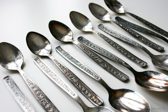 Комплект из 12 посеребренных чайных ложек с растительным декором, МНЦ 15-20, Бакинский завод обработки цветных металлов, 1989 г.