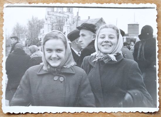Фото из СССР. На демонстрации. Глубокое. 1957 г. 8.5х11.5 см