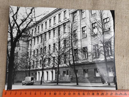 Фотография. Бывшая Высшая партийная школа в Минске. Середина 70-х гг. ХХ века.