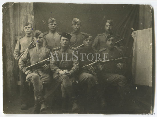 Групповое фото с бойцами РККА. В руках ППС. 1945-й.