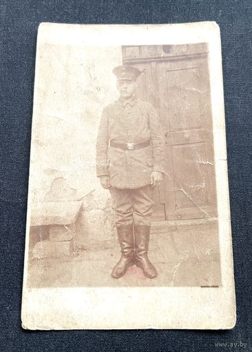 Фотооткрытка 1 Мировая война / Немецкий пехотинец китель (Feldbluse), фуражка, "маршевые сапоги" (Marschstiefel)