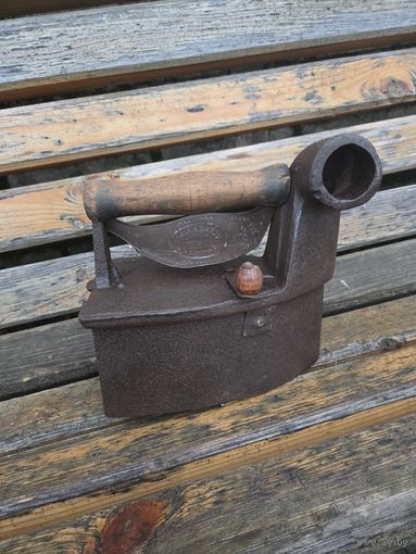 Старинный утюг с трубой n8