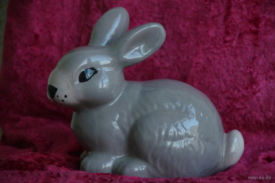 Статуэтка " Заяц " ( большой ) , керамика ( высота 16,5 см , длинна 19 см целый