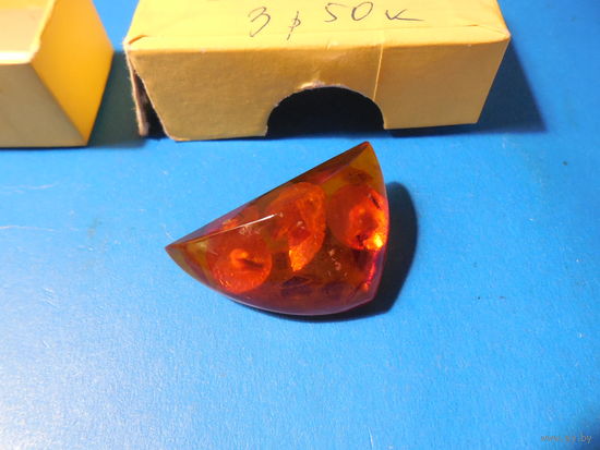 Старая брошь. Янтарь.