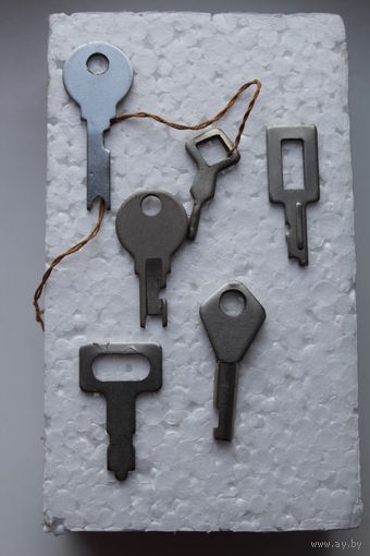 Разные маленькие ключики от чемоданов и других замочков