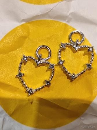Красивый кулон сердце с камушками, цвет серебро, новые, в наличии 2 шт. Цену указана за штуку. Очень нежный и красивый, диаметр 1,5 см. Покупала в Германии.