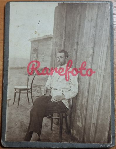 1900-е Мужчина и стулья фото на картоне не формат типажи ретро