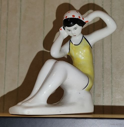 Cтатуэтка "Купальщица". Старая Гжель. Клеймо. 1960-1970 гг. Гжельский фарфоровый завод. СССР. Высота 11.5 см