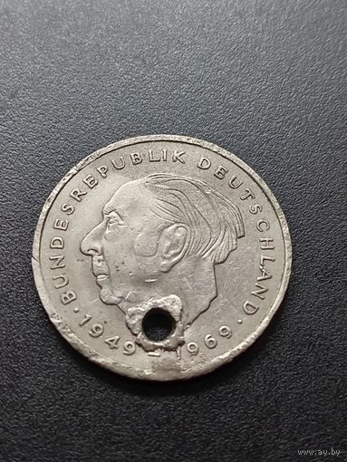 ФРГ 2 марки 1970 г. с дыркой