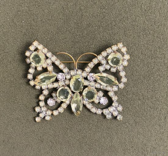 Брошка - Бабочка (2) из уранового стекла . Чехия