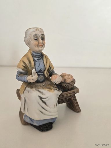 Бабушка чистит яблоки. Бисквит. Европа