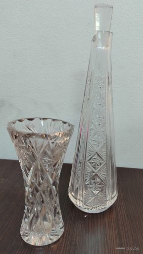 Винтажная вазочка и штоф с пробкой , состояние ваза трещина у штофа немного отбито горлышко на фото все видно