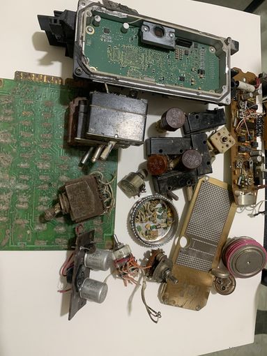 Плата от Вольво и разные радиодетали и переключатели