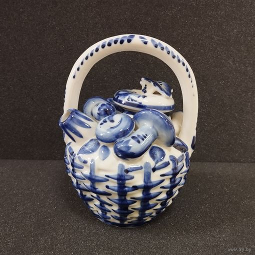 Чайник фарфоровый Корзинка с грибами, объем 0,5 л. Гжель