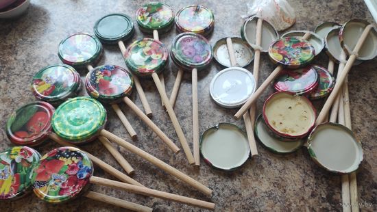 Самодельные музыкальные инструменты). Отличный звук. Нужен ремонт некоторых. 12 штук целых. 8 палочек и 15 крышек нуждаются в склейке. Получится 20 шумелок. Палочки специальные покупала, безопасны для