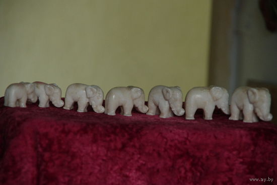 Статуэтки " 7 слоников "  (  камень )