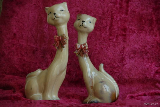 Статуэтки фарфоровые " Котики " 2 шт. целые , высота 18 см ; 20 см