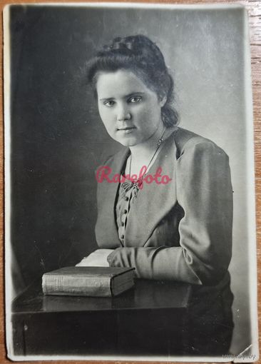 1945 Девушка с томиком Пушкина ретро фото типажи