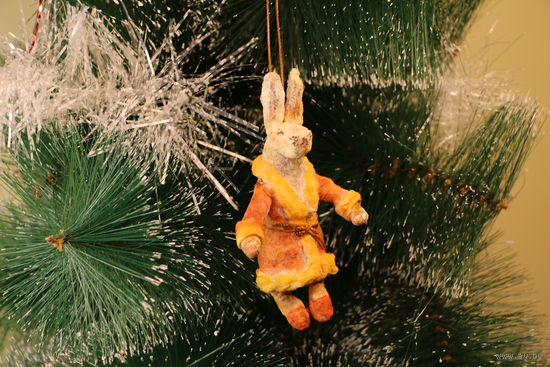 Ёлочная игрушка папье-маше, "Зайчиха в халате".