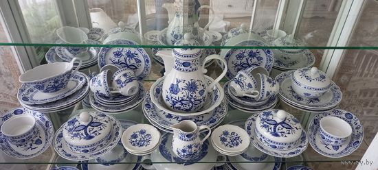 Сервиз кофейно- столовый Луковый рисунок на 6 персон, 47предметов. КАХЛА, ГЕРМАНИЯ. С рубля.