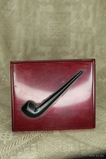 Красивая табакерка из красного оргстекла