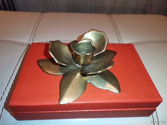 Винтажный, латунный подсвечник в форме цветка.