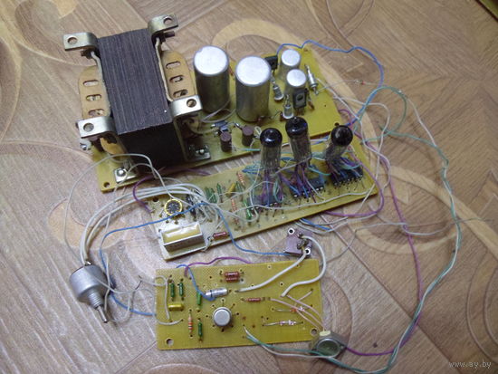 Платы с деталями.