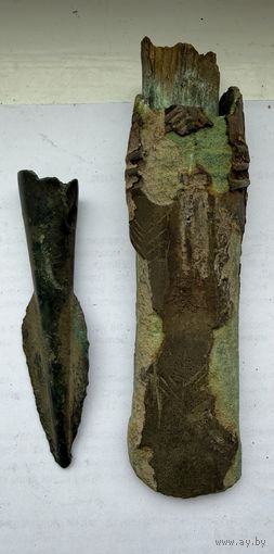 Стрела и часть бронзового топора старинные
