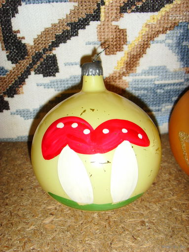 Елочная игрушка СССР . Шар . Грибы . Мухоморы