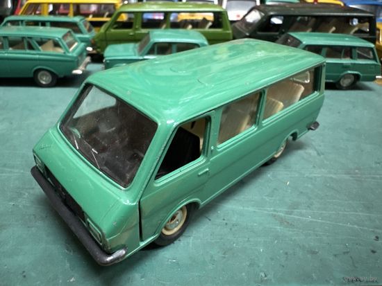 РАФ-2203 номерной А18 цвет изумрудный, тонкие оси, смещенный шов покрышек. 12 февраля в четверг вечером продолжаем вечера в зеленых тонах и оттенках. Ставим будильник на 22-00