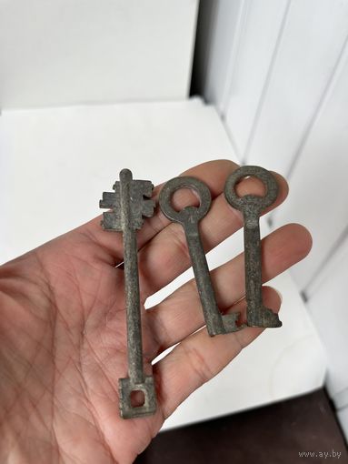 Старинные ключи  Цена за все