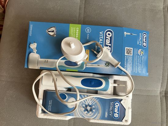 Электрическая зубная щетка.