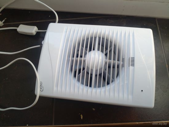 Вентилятор вытяжной 25Х18 см с выключат. мало б/у