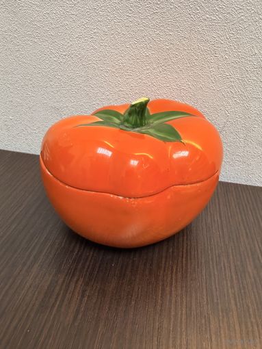 Винтажная фарфоровая шкатулка, сахарница или масленка в форме помидора,СССР.