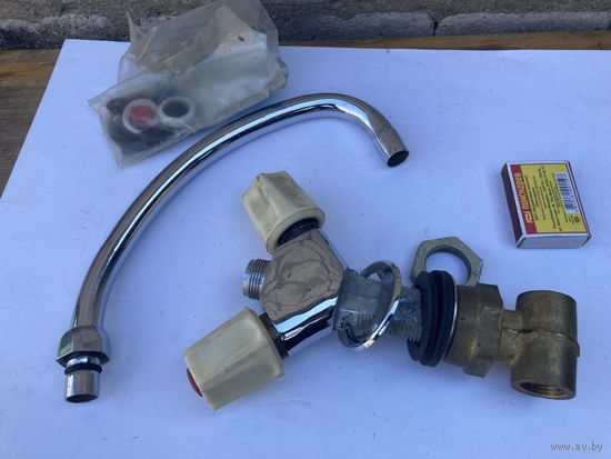 Водопроводный кран смеситель на кухню