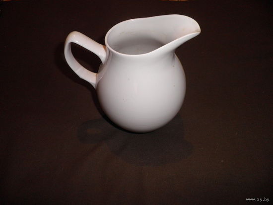 Большой кувшин,молочник(1,5 л.высота 20 см.),бельё.С рубля.